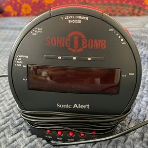 Sonic Alert Sonic Bomb alarm clock with bed shaker